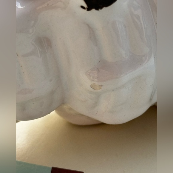 White Ceramic Conch Shell Planter / Vase With Distressed Black Details - Picture 13 of 13